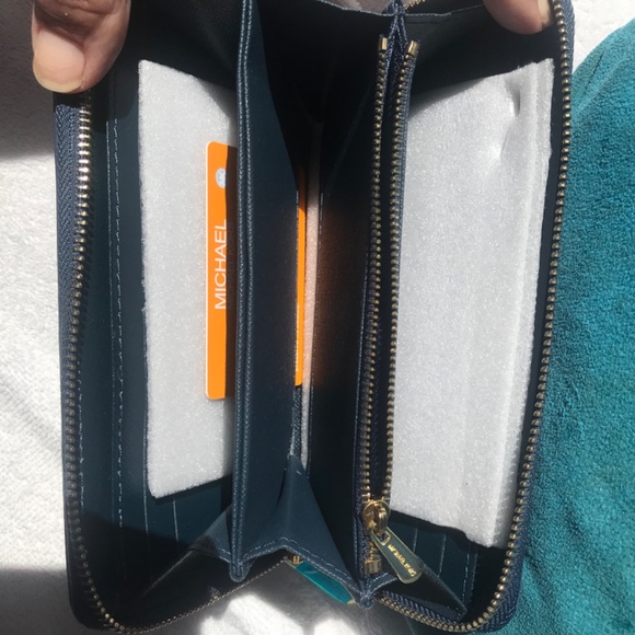 Michael Kors travel wallet - Picture 7 of 9